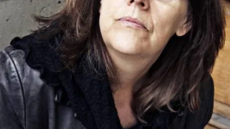 IMPONERAR. Helen Rådberg med sin senaste diktsamling.