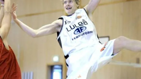 kul. Luleå Steelers säkrade segern tidigt och försökte därför passa på att bjuda publiken på dunkar och show. Just det här dunkförsöket lyckades Andreas Bergman dock inte med. Foto: EIJA DUNDER