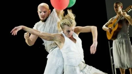 FLOCK. Charlotte Öfverholm och Tobias Hallgren. I bakgrunden ses Adel Andersson som även är sjungande gitarrist i föreställningen.