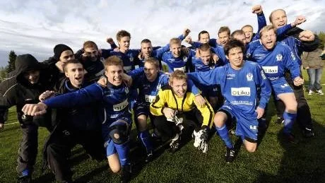 JUBEL. Alviksspelarna jublar efter att segern nu tar klivet upp i division 2.