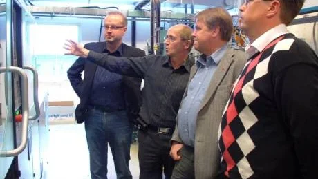 STUDIEBESÖK. Från vänster Stefan Tornberg (c), Valfrid Kallioniemi, fabrikschef, Leif Pettersson (s) och Lars Granberg (s). "Vi har 90 anställda i Boden", berättar Valfrid Kallioniemi.