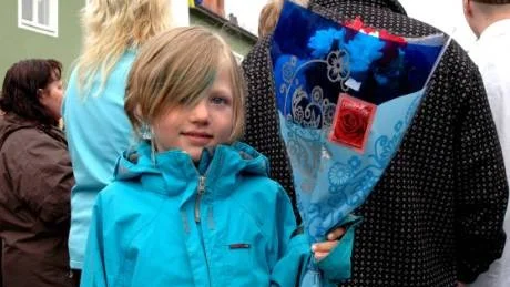 Blomsterflicka. Moa Simmilä, 8, hade med sig blommor till morbrors tjej Emma Johansson som gick ut omvårdnadsprogrammet.