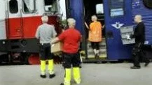 FÖRVIRRAT. Personalen från SJ som skulle göra tågen klara hade problem att få allt att fungera.