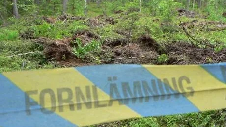 ÖVERKÖRD. Att en traktor kört in på skyddsområdet runt fornlämningen står klart, men om boplatsen skadats återstår att se.