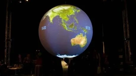 GLOBAL STORFINANS. I Deras kris. Våra lösningar går Susan George till storms mot den globaliserade storfinansen som hänsynslöst föröder jordens resurser, och som med kortsiktiga mål och med hjälp av alla medel strävar att förränta kapital. Bilden är tagen vid FN:s miljökonferens i Köpenhamn 2009.
