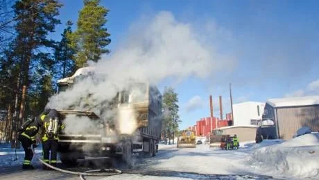LASTBILSBRAND. En lastbil började brinna i motorn efter ett maskinellt fel under fredagsmorgonen på värmeverket i Boden. Foto: David Kristiansen