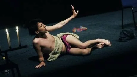 VÅLDTÄKT. Alexander Alvina Chamberland i performanceföreställningen In burning, In Bashing, Back in Blooming - en personlig berättelse om att bearbeta en våldtäkt i ett samhälle som säger att det förstör ens liv.