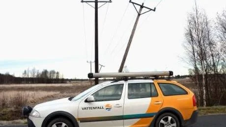 Bevakade. Längs en tre kilometer lång stäcka norr om Haparanda fanns Vattenfall på plats för att bevaka de lutande stolparna.