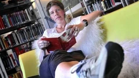 LULEÅMILJÖ. Johanna Lindbäck är gymnasieläraren från Luleå som nu bor i Stockholm och skriver för ungdomar. Romanen Välkommen hem har hon åter förlagt till Luleåmiljö.