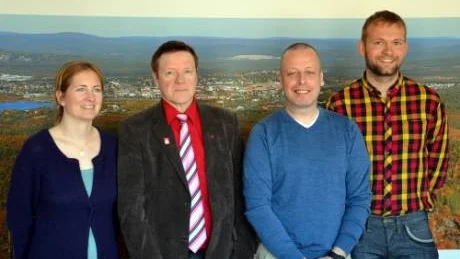 NYA VETERINÄRER. Julia Enqvist, Dan Grill och Mikel Pettersen, samtliga veterinärer som arbetat vid Jordbruksverkets veterinärmottatgning i Gällivare, har starta eget och öppnar privat djurklinik i Gällivare i sommar. Kommunalrådet Tommy Nyström  hälsade dem alla välkommna i fredags.
