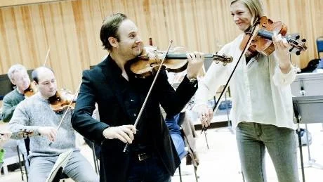 PÅ TURNÉ. Norrbottens Kammarorkester inleder sin turné i?dag i Haparanda, med solisterna Christian Svarfvar, violin och Kim Hellgren, viola. Dirigent är Petter Sundqvist. Foto: Patrik Häggqvist