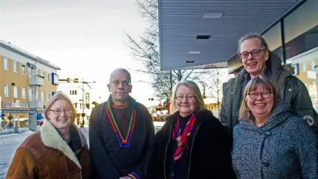 PLANERAR STORMÖTE. Arbetsgruppen Auroras ring planerar ett stormöte för urfolkskvinnor i Norrbotten. Ulla Hedenberg Wikström, Stefan Mikaelsson, ordförande Sametinget, Laila Spik, Claes Hedenberg och Mina Kramvik.