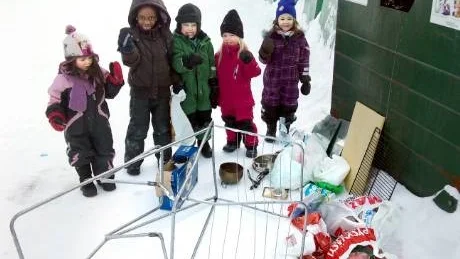AJABAJA!. Julia, Samiyah, Alfonso, Teddy och Jasmin på Silvertallens förskola tycker att  vuxna ska skärpa sig med att sortera förpackningar och papper.FOTO: PRIVAT
