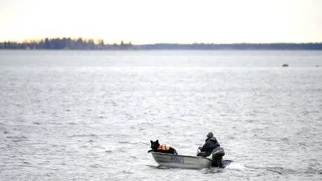 SÖK I HAVET. Polisens hundförare Kalle Alatalo kom till Råneå med båt och likhund på onsdagsförmiddagen. Han sjösatte sin båt i Mjöfjärdens hamn, alltså flera kilometer från Råneå samhälle.