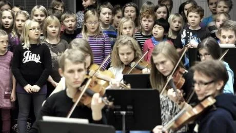 Kulturskolans barnkör i Luleå får sjunga ut till ackompanjemang av Luleå Orkesterförenings symfoniorkester. Det är tänkt att skyltsöndagens konsert ska bli en tradition. I förgrunden lite äldre elever som bildar en stråkensemble.