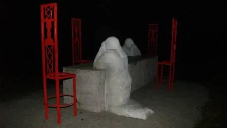 Morgonstund. Annelise Josefsens Iditboddu, Morgonstund, är en iögonenfallande skulptur i sten, betong och järn.