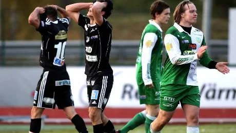 glädje och sorg. Carlstads spelare var knäckta efteråt när degraderingen var ett faktum.Foto: ANDERS HANSSON