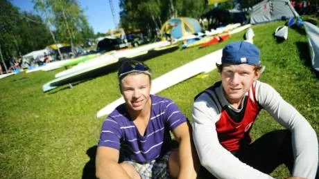 GULDGOSSAR. Joel Elenius och Henrik Strand paddlade hem ett guld till Luleå KK i klassen H18, K2 200 meter. Foto: Sara Moritz