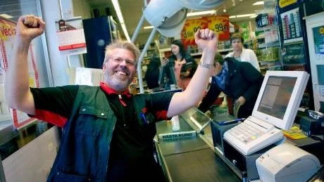 JAAA! Patrik Enbuske, Ica Malmen, visar sin glädje efter OK till gruvtillstånd. "Det är räddningen för Pajala".
FOTO: GÖRAN LAHTI