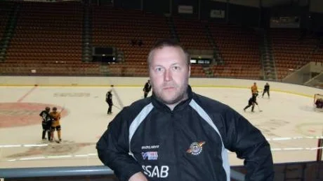 VÄNTAR. Kjell Nordén, LHF-ledare i kommunserien, anser att isen i D-hallen borde läggas tidigare än vad som nu är fallet. Nu dröjer det ända in i oktober.