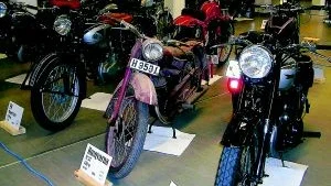 Foto: HANS GUSTAVSSON I mitten står en Husqvarna M27 från 1953, omgärdad av en gammal FN till vänster och en BSA till höger.