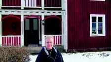 Elisabet Dillner framför drömhuset Skönaro i Hallingberg.