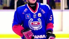 Foto: ANDERS LILJEGREN Linus Bladström gjorde Oskarshamns mål och var när att bli hjälte, men med tre minuter kvar kvitterade Bofors.