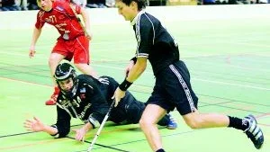 Foto: MAGNUS GLANS Svår att överlista. Jönköpings målvakt Gunnar Domeij var svårpasserad. Det fick WIBK:s Andreas Rundberg erfara.