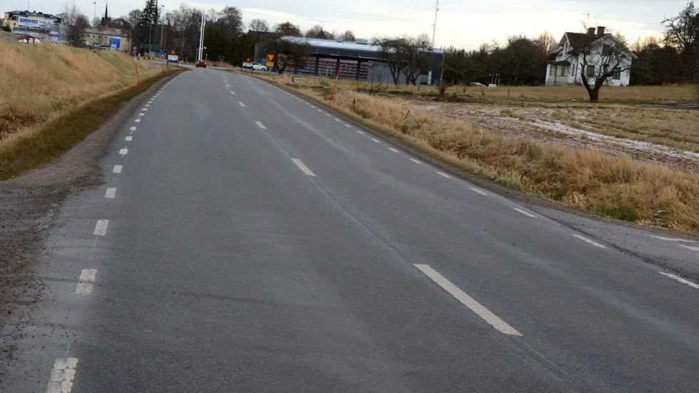Smal väg. Nu vill kommunen bifalla ett medborgarförslag om gång- och cykelväg på 210:an.
