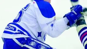 Arkivfoto: VERONICA KARLSSON Tuffa tag väntar Niklas Eriksson och Leksand i den stundande kvalserien. Leksand är ett av fyra lag som aspirerar på en av de två platserna till elitserien.