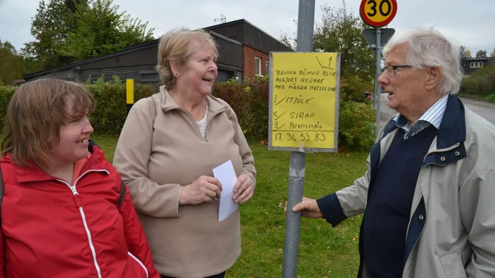 Lagom svåra. - Idag var frågorna lagom svåra, tyckte deltagarna, från vänster, Linda Johansson och Ing-Britt Herrman, som här diskuterar med frågeställaren Bosse Andersson vid fråga 1.