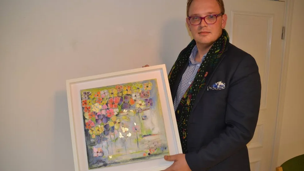 Jubileumsgåva. Här visar Mårten Hafström, kommunens kulturutvecklingschef, upp en tavla av Elinor Svensson, som kan bli en jubileumsgåva.
