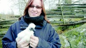 Anna Spanjer med en japansk dvärgsilkeshöna som blev Best in show på årets utställning i Huseby. Nu ska de tävla om vem som är bäst i hela Sverige på en nationell, jättestor utställning i Vimmerby senare i den här månaden.