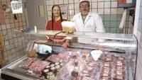Eva-Lis och Christer Mattsson har öppnat en gårdsbutik i Smultronboda, Stora Björka, Västra Ed där de säljer gårdens förädlade produkter och andra varor som är lokalt producerade. Foto: HANS BRANDIN