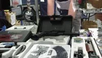 Lars Ho är en av de knallar som säljer soft air gun-liknande leksaksvapen under Visfestivalen. - Om föräldrar tillåter det så säljer vi till dem som är under 14 år. Men jag vet att det är en hel del som säljer utan målsman. Foto: ANDERS LILJEGREN