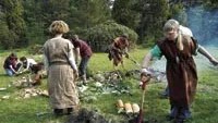 Bronsåldersfest. Här lagas mat i kokgropar på bronsåldersfesten som Lofta skolas elever arrangerade. Festen var kulmen på ett års studier kring energi och bronsåldern. Foto: HANS BRANDIN
