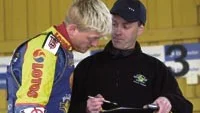 Västerviks lagledare Patrik Olsson instruerar Tomasz Chranowski som blev lagets näst bäste poängplockare mot Kaparna i går kväll. Foto: ANDERS LILJEGREN