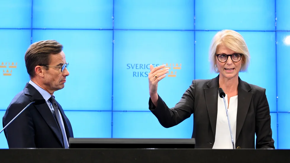 Moderatledaren Ulf Kristersson och partiets ekonomiskpolitiska talesperson, Elisabeth Svantesson, ser mörkt på ekonomin.