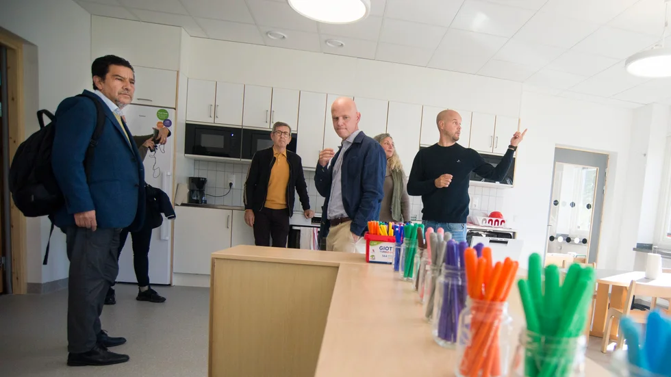 Under måndagen nyinvigdes delar av Tystberga skola. Hittills har låg- och mellanstadiebarnen kunnat inta sina nyrenoverade lokaler, medan förskolebarnen väntar på att deras utrymmen ska besiktigas. Närmast i bild syns kommunalråden Marco Venegas (MP) och Urban Granström (S), samt kommunens projektledare Emil Ilmarsson. 
