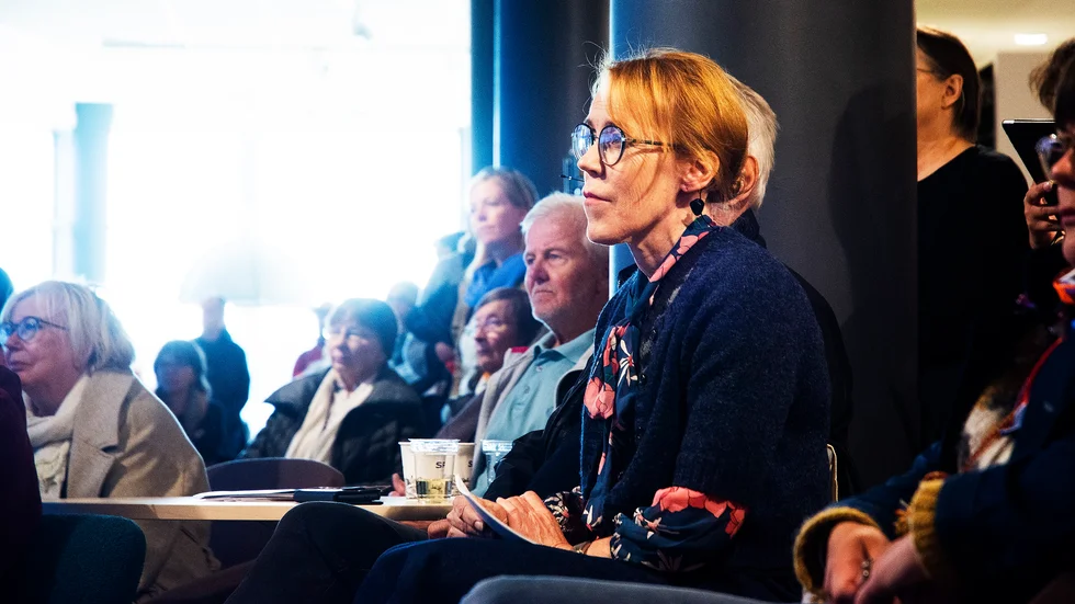 Åsa Larsson lyssnar på Curt Persson som var den första talaren.