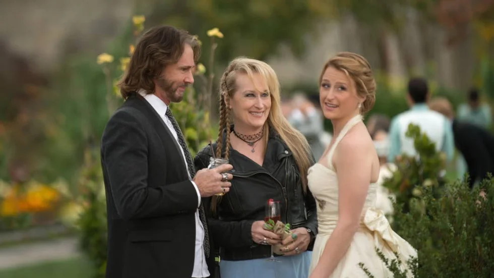 Sångaren och låtskrivaren Rick Springfield spelar Rickis gitarrist och pojkvän, och rollen som dottern Julie görs av Meryl Streeps egen dotter Mamie Gummer.
