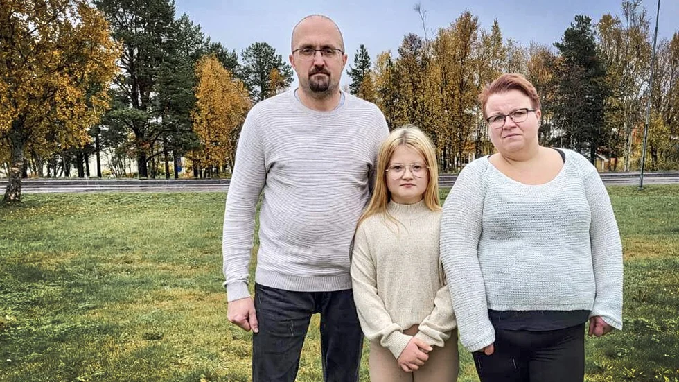 Sofia Eriksson, 12, har inga lektioner då arbetet stoppats på Raketskolan. Hennes föräldrar Jan och Marie Eriksson hoppas nu att kommunen en gång för alla tar itu med problemen.