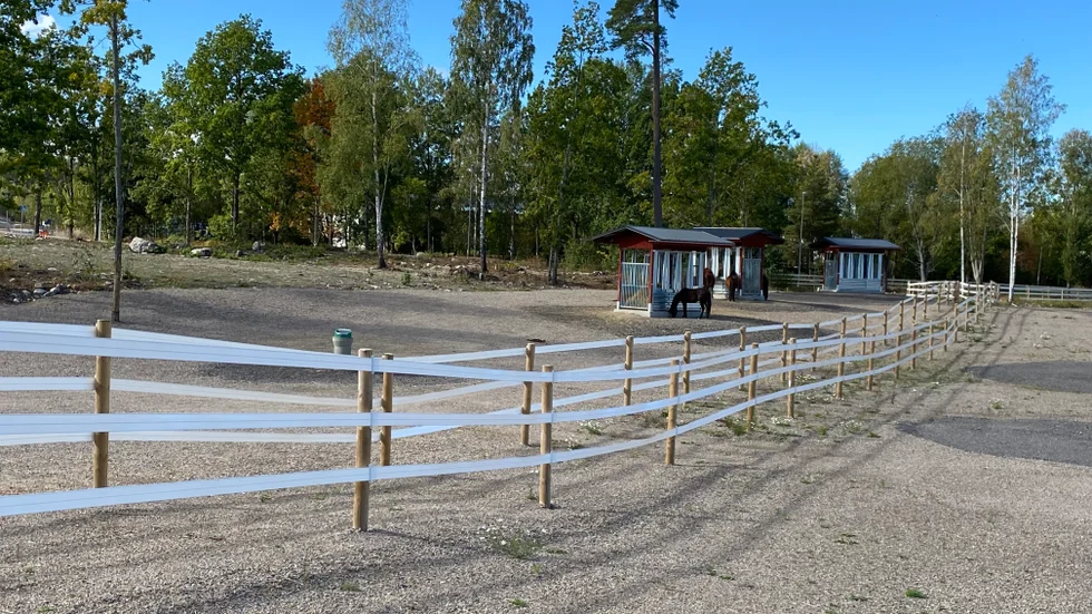 Viss ponnyverksamhet förekommer vid nya ridanläggning, som kostade 80 miljoner kronor.
