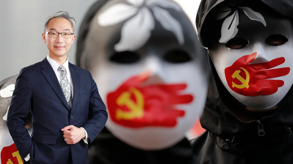 Taiwans representant i Sverige, Vincent Yao, om varför Kinas agerande innebär att vi måste stå upp mot supermakten. I bakgrunden en demonstration i Hongkong 2019 i solidaritet med Xinjiangs befolkning. Något som vore otänkbart i dag.