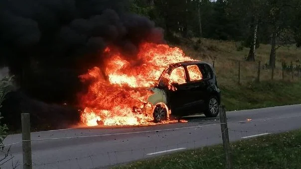 En bil började brinna utanför Gusum på måndagen.