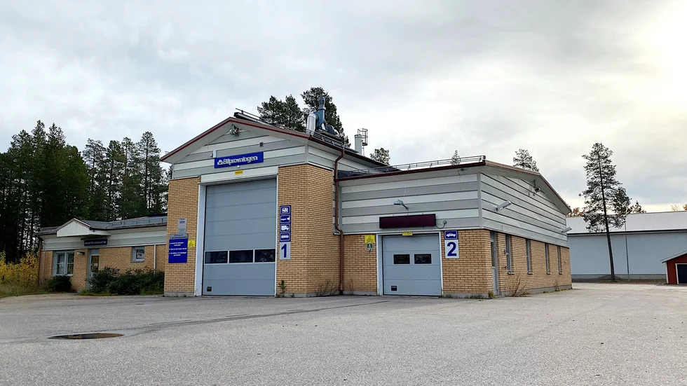 På Bilprovningen i Arvidsjaur är bokningsläget ansträngt och vissa typer av fordon, exempelvis släp och tyngre personbilar, har inte kunnat besiktigas på grund av personalbrist.