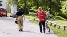 En 66-årig kvinna körde rakt ner i Strömmen sedan hon missade att cykelbanan blev en trapp. Kvinnan fick lättare skador och fördes till Vrinnevisjukhuset. Cykeln, den tog räddningstjänsten hand om. Foto: Henrik Witt