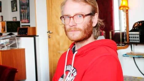 Regissör Erik Holmström var igår på plats i Norrköping för att hjälpa ensemblen att överföra succéföreställningen Kaspar Hauser till ett nytt scenrum på Kulturkammaren.