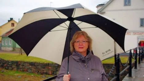 Gunnel Sehalic, ny ordförande i SPF S:t Ragnhild trotsar aprilvädret. Foto: Patrik Selsfors