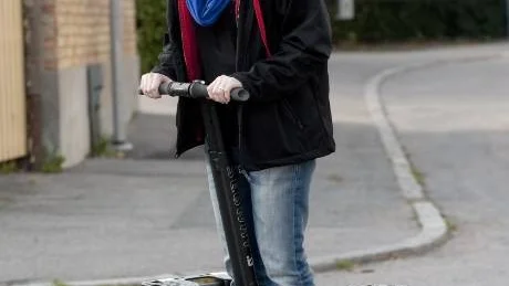 Ida Ström är en av ungdomarna som delar ut post på segway.